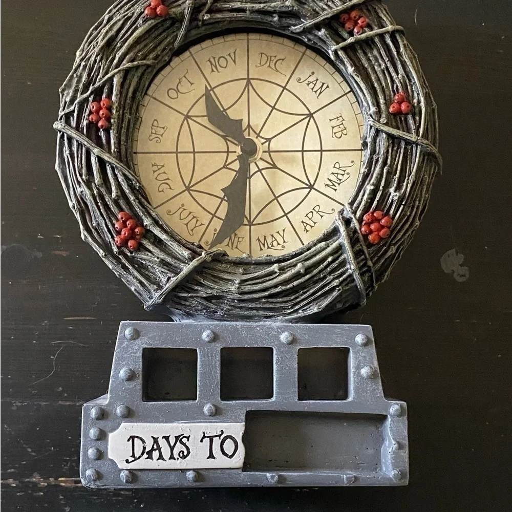 HOT TOPIC EXCLUSIVE-NIGHTMARE BEFORE CHRISTMAS TABLE CLOCK